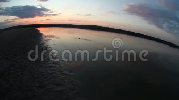 阳光下的沙滩与江湖视频的预览图