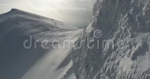 高空拍摄雪山视频的预览图