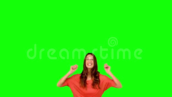 女人在绿色屏幕上举起手臂跳跃视频的预览图