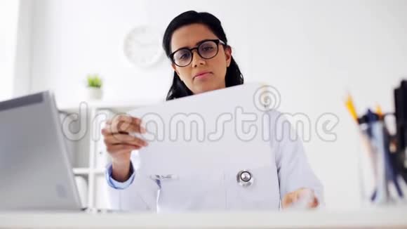医院有手提电脑和文件的女医生视频的预览图