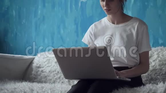 自由职业者妇女在家里做笔记本电脑视频的预览图