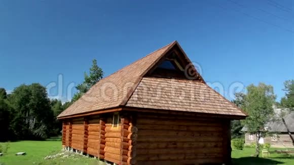 小木屋的雪松木瓦屋顶视频的预览图