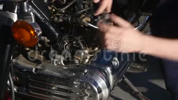 一个严肃的年轻人在车库修理摩托车视频的预览图