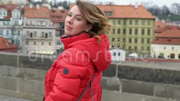在欧洲城市的桥边散步的女孩视频的预览图