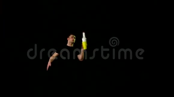 年轻人用黄色摇瓶做鸡尾酒视频的预览图