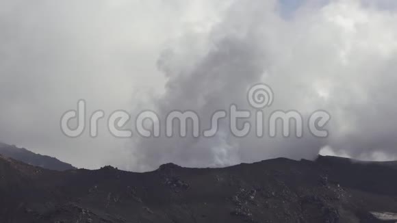 喷发活火山侵略性的富马尔斯地热和火山活动视频的预览图