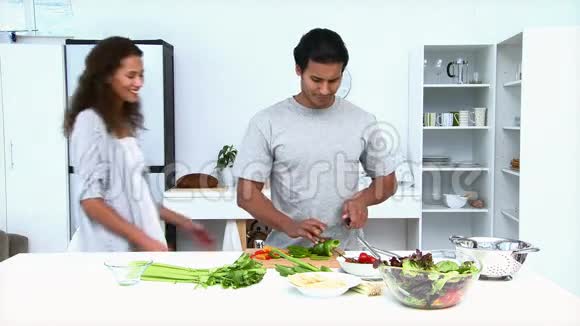 女人一边吃一边丈夫做饭视频的预览图