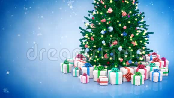 用雪花片装饰圣诞树和礼盒视频的预览图
