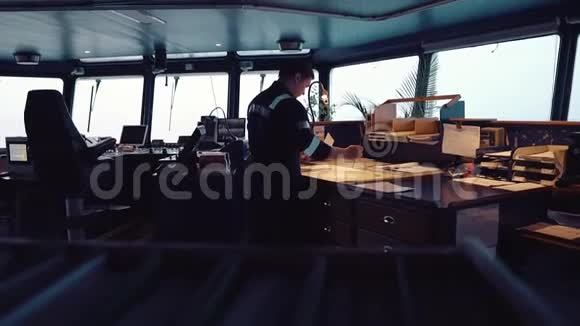 在桥上航行监视期间的海洋导航员他做图表修正视频的预览图