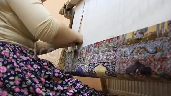 地毯编织做丝绸地毯的土耳其女人视频的预览图