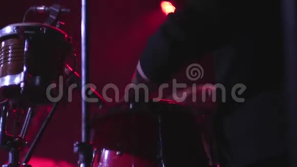 音乐会摇滚乐队在舞台上表演鼓手视频的预览图