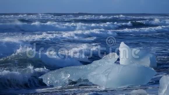海浪冲走了冰山全球变暖问题视频的预览图