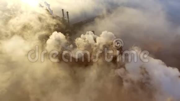 空中观景从工业管道排放到大气用无人驾驶飞机推进烟囱管道视频的预览图