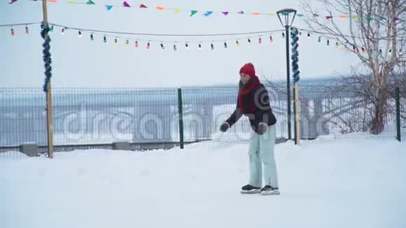 女人在冰上溜冰场溜冰视频的预览图