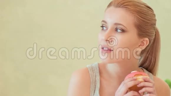 年轻女人吃甜甜圈视频的预览图