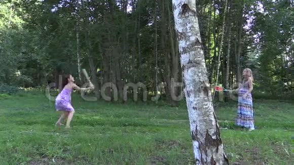 怀女儿的孕妇在公园打羽毛球视频的预览图