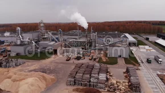 木材加工厂污染空气的烟雾来自管道视频的预览图
