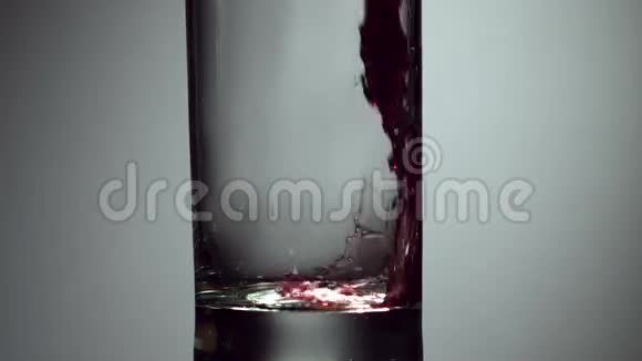 葡萄酒葡萄汁石榴汁樱桃汁倒入杯中视频的预览图