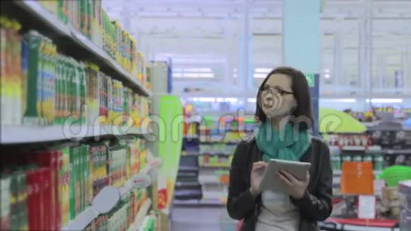 超市里的年轻女人视频的预览图