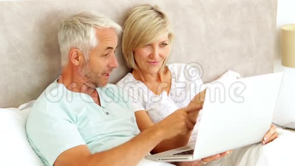 两个人聊天在床上用笔记本电脑视频的预览图