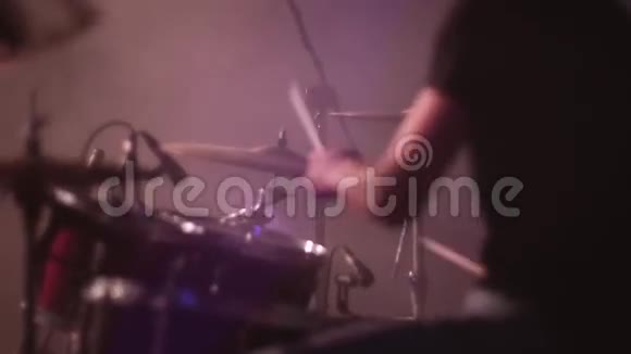 音乐会摇滚乐队在舞台上表演鼓手视频的预览图