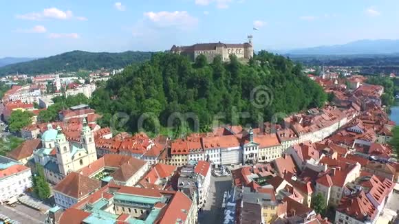 斯洛文尼亚卢布尔雅那河卢布尔雅那城堡的鸟瞰图视频的预览图