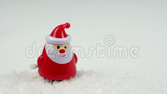 可爱的鲁道夫红节点驯鹿卷尾娃娃走在一个眨眼的圣诞老人旁边视频的预览图