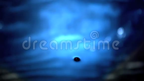水滴落在水里视频的预览图