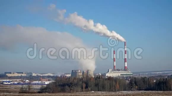 火力发电厂或地平线上有吸烟烟囱的工厂污染烟雾进入晴朗的蓝天视频的预览图