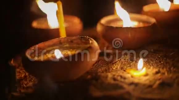 宗教仪式中的亚洲蜡烛视频的预览图