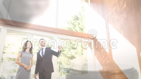 一对夫妇站在新房子里的数字动画视频的预览图