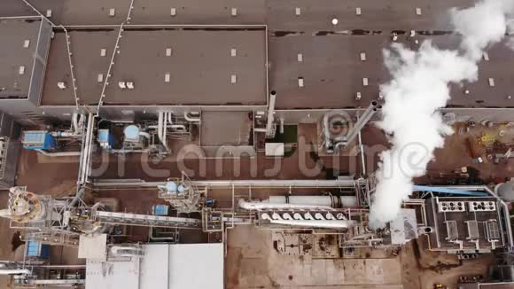 木材加工厂污染空气的烟雾来自管道视频的预览图