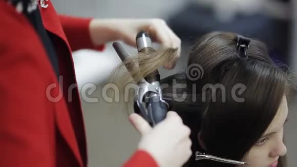 专业的发型师为一个可爱的欧洲女孩在美容院做发型视频的预览图