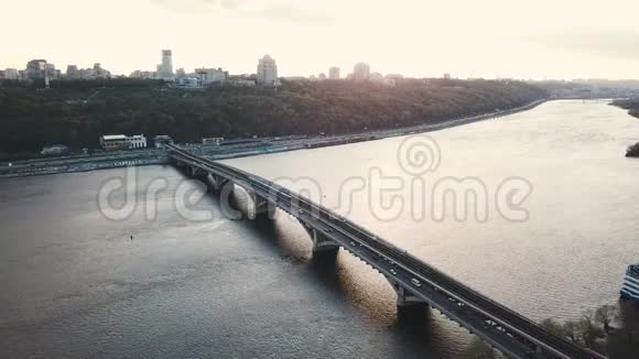 乌克兰基辅地铁桥的鸟瞰图热闹的交通视频的预览图