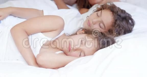 父母和孩子睡在一起视频的预览图