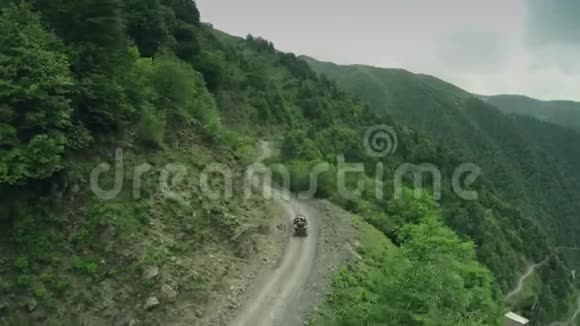 恩杜罗之旅与布吉汽车在高高高加索山脉无人机4k视频的预览图