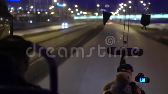 公共汽车在城市里行驶视频的预览图
