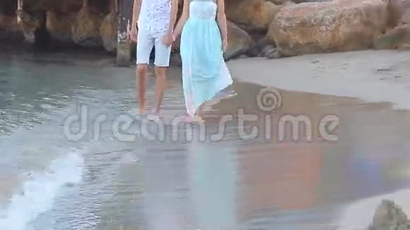 海滩情侣漫步浪漫旅行蜜月视频的预览图