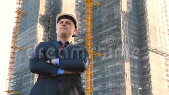 一个年轻人一个男建筑师一个在工作中的商人视频的预览图