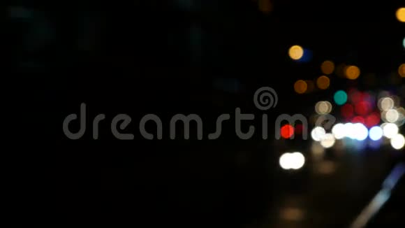 夜间交通灯不聚焦模糊的人沿着曼谷街头走泰国4KUHD25fps视频的预览图