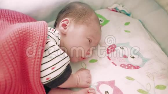 新生儿睡在婴儿床上视频的预览图