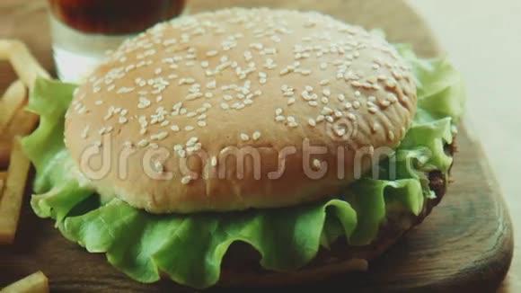 汉堡三明治和薯条放在托盘上视频的预览图