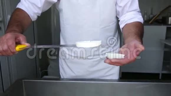 佛塔干酪生产刀切视频的预览图