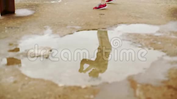 一个年轻运动员在水中的倒影他正在拳击积极从事运动交叉健身拳击跆拳道视频的预览图
