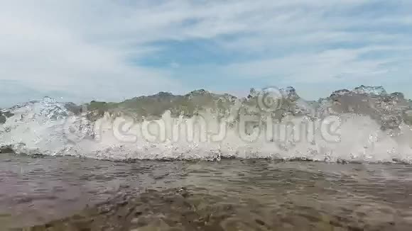 密歇根湖海滨沙滩上的慢波视频的预览图