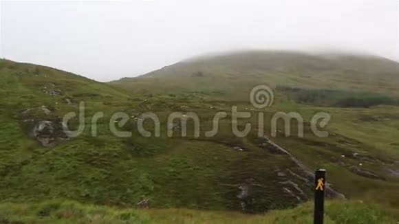 山脉和绿色山谷的全景视频的预览图