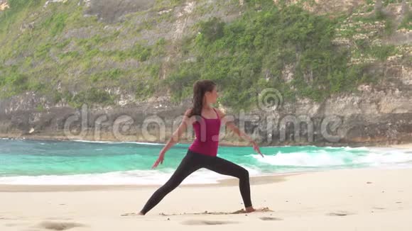 做瑜伽练习的女人视频的预览图
