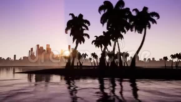 现代城市背景下热带岛屿附近的摄像机移动视频的预览图
