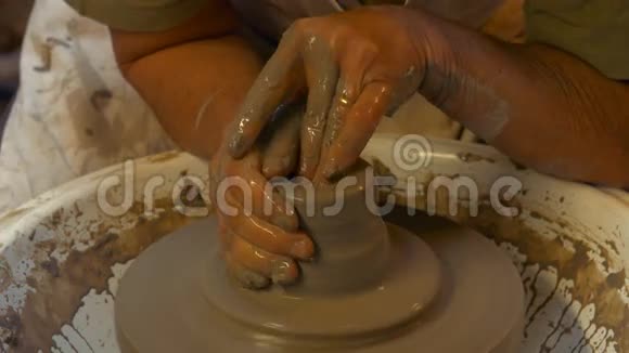 陶工用陶轮制作陶罐视频的预览图