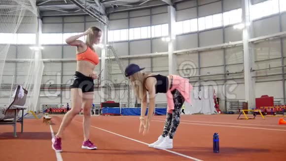 两个年轻的运动女性热身视频的预览图